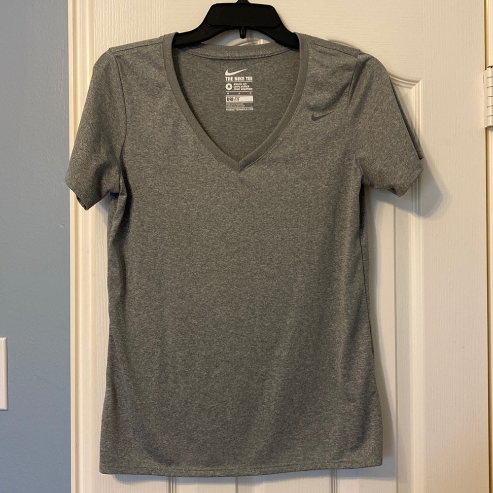 The Nike Tee women’s M Dri-fit gray